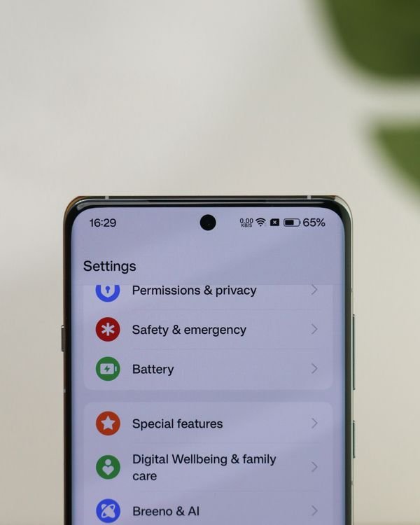 Phone settings screen showing the battery menu used to check overnight battery drain