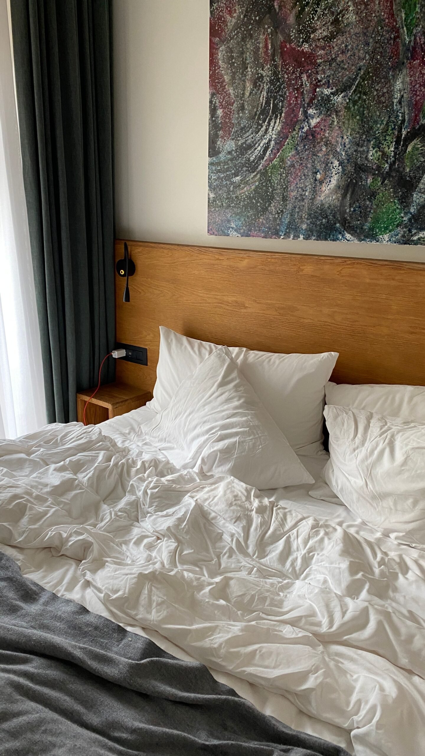 Cozy bedroom with a smooth white duvet cover on the bed